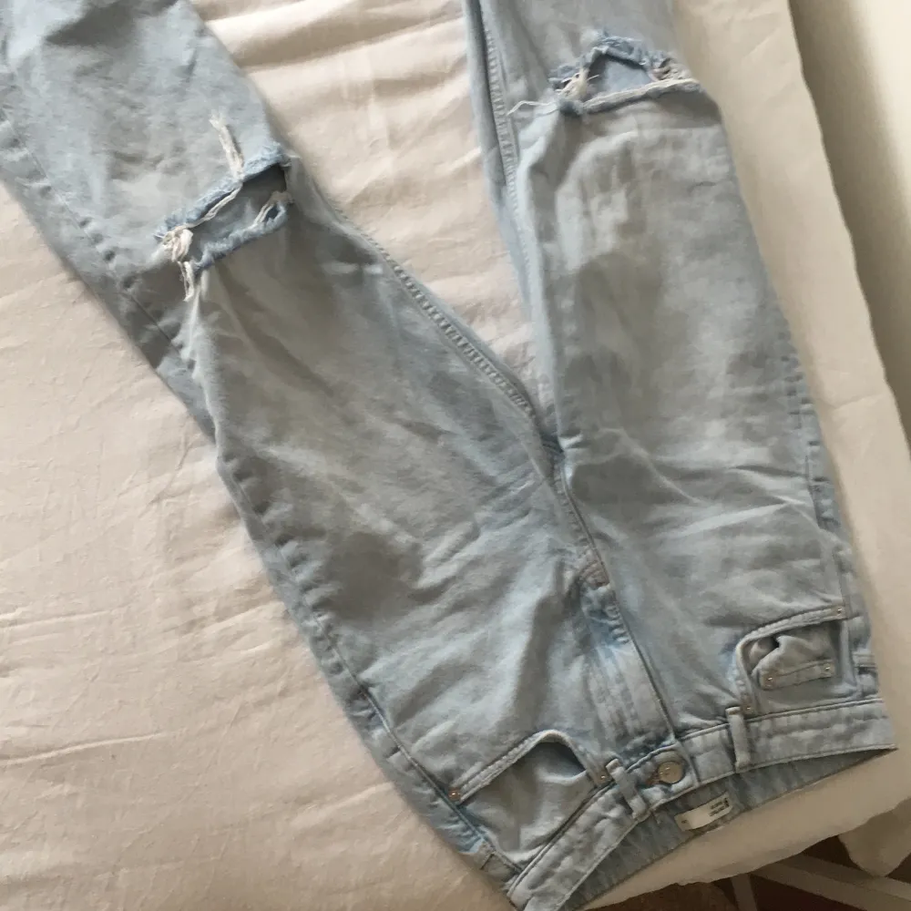 90s jeans från Gina tricot strl 34. Använd 1 gång, nypris 599kr.. Jeans & Byxor.