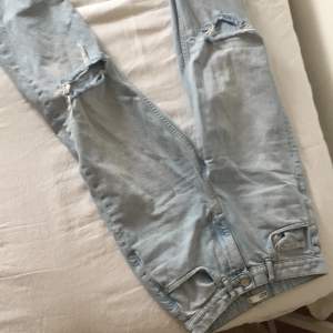 90s jeans från Gina tricot strl 34. Använd 1 gång, nypris 599kr.