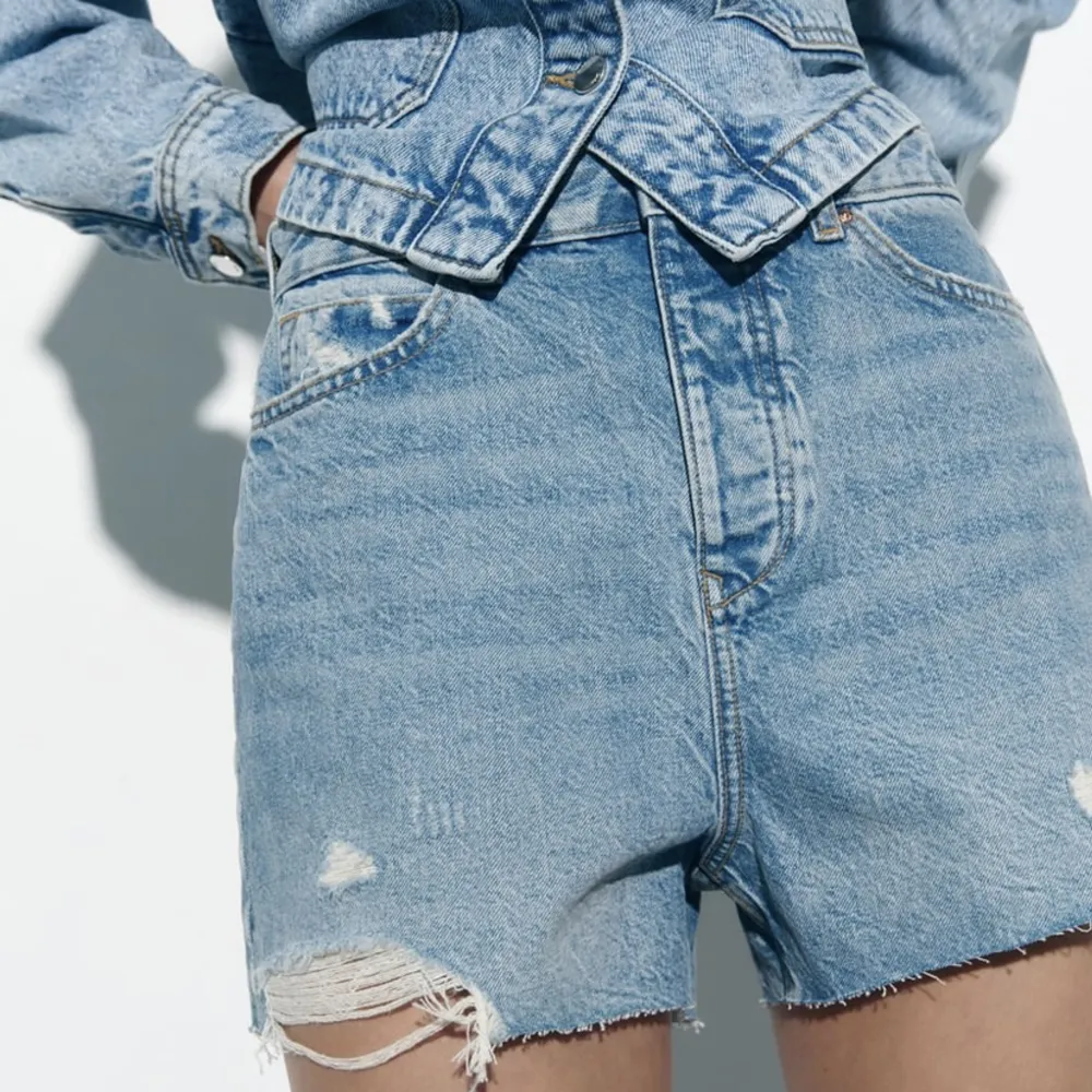Snygga jeansshorts som är i nyskick från Zara, använda en gång 💗. Shorts.