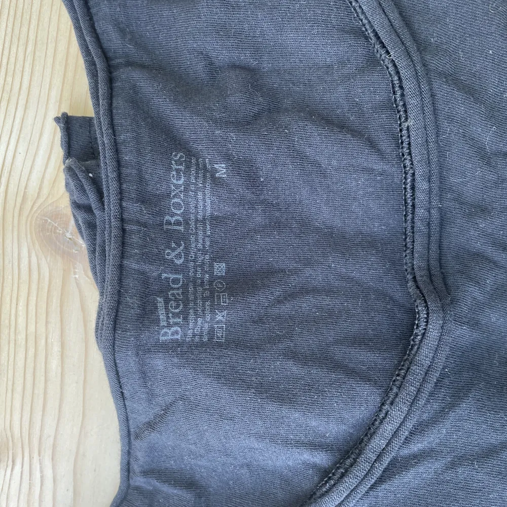 Jätteskön svart tröja från Bread & Boxers. Den är använd men inga skador eller slitningar. Nypris 399 kr. Tröjor & Koftor.