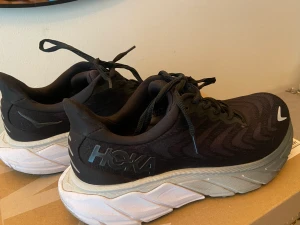 Nya Hoka skor - Säljer ett par nya Hoka skor som endast är testade. Nypris 1795kr🩷