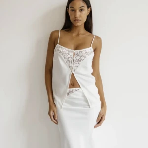 Spets topp - Skit snygg spets topp från musier Paris . Har inte kommit till användning. Köpt för 1200kr. Pris kan diskuteras!