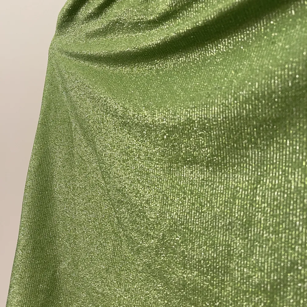 Grön glittrig kjol från Gina Tricot i storlek L. Jag använde den som en topp! Endast använd en gång.. Kjolar.