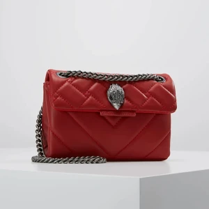 Kurt Geiger väska - Säljer min jättesnygga Kurt geiger mini kengiston bag!! Så fin röd färg. Den har lite tecken på användning, därav det låga priset, men absolut inget jag tycker man märker när man har på sig den🖤 köpt för 1815kr