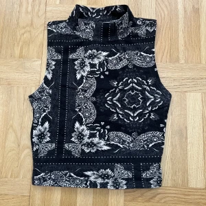 Crop top - Svart crop top med mönster i storlek XS. 50 kr + fraktkostnad 