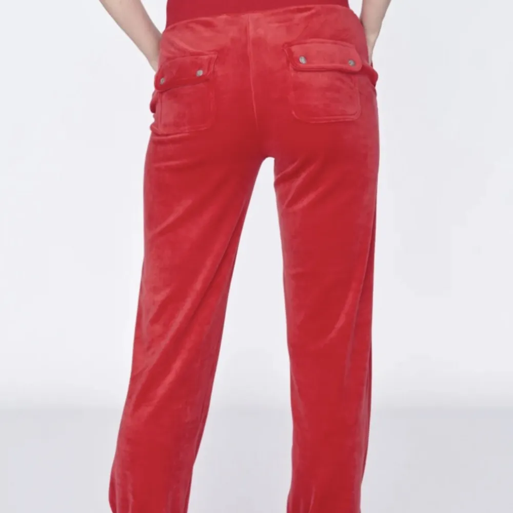 Säljer mina röda juicy byxor u storlek xxs. Kommer aldrig till användning tyvärr, använda fåtal gånger hemma. Köpte för 1100kr. Jeans & Byxor.
