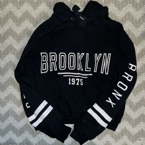 Croppad hoodie stl M - Använd! Fungerar som myströja!
