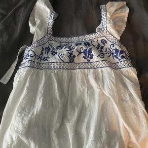 Topp  - Jätte fin sommar top säljer då jag inte gillar den man knyter den upptill i ryggen. Endast testad. Skriv privat för fler bilder.