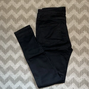Svarta skinny jeans stl M - Aldrig använda!