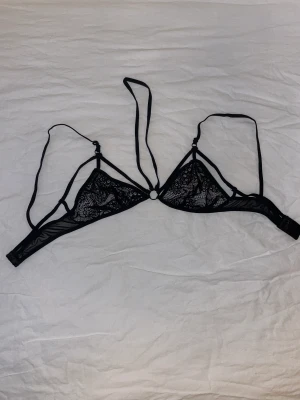 Svart ny bh  - Ny! Stretchigt material. Passar small-medium