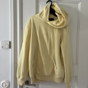 Hoodie  - Hoodie i manliga modell men passar även tjejer!