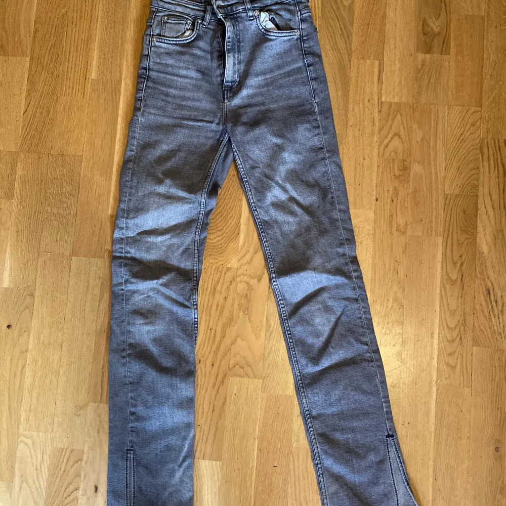 Säljer zara jeans i storlek 34 för 150kr+ frakt!. Jeans & Byxor.
