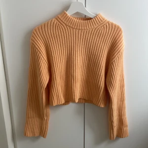Stickad tröja i bra skick - Säljer för att inte riktigt har fastnat för den. Jätte fin annars (Man får stå för frakten själv)