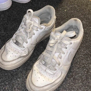 Nike air force  - Säljer mina nice air force, väldigt använda så förväntar mig inget högt pris, men de går att rusta upp dom om man vill. Även tvätta dom. Vet att många var intresserade när jag har lagt upp dom innan så vi kör budgivning!💕