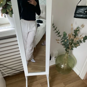 Beiga linnebyxor  - Säljer dessa beige randiga linnebyxorna från Lindex då de inte länge används:) de är jättesköna nu på sommaren, bara att skriva vid frågor 