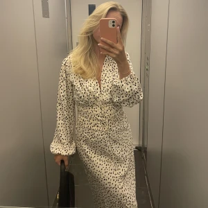 Prickigt set  - Superfint prickigt set från Gina Tricot! Använt fåtal gånger, bra skick! 🤍