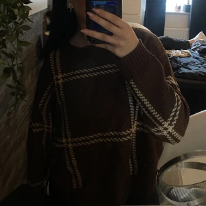 Stickad tröja  - Stickad tröja i okänt märke och storlek därav säljs den väldigt billigt. Passar mig som normalt har storlek xs/s. Köparen står för frakten ❣️