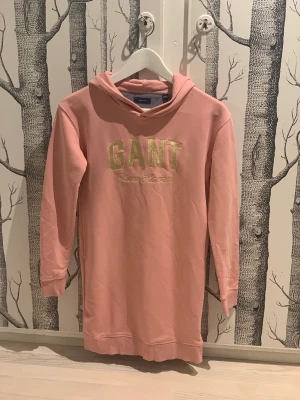 GANT lång hoodie/klänning  - Jättefin tröja/klänning med huva och stort guldtrupp fram.  Väldigt fint skick, nästan oanvänd. 