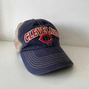 Vintage 47 keps med Cleveland tryck - Snygg vintage keps från märket 47, med Cleveland broderi. Säljer då passformen inte riktigt var som jag leta efter🌟