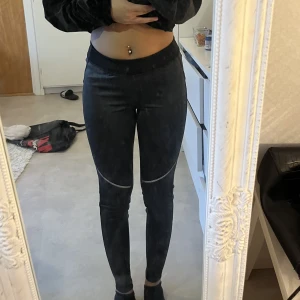 Träningsbyxor  - Säljer ett par nyskick träningsbyxor med ficka bak på rumpan och sen finns det en dragkedja där bak❤️❤️