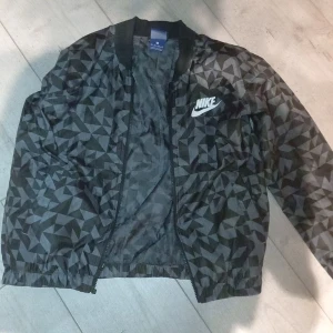 Regnjacka från nike - I princip ny inte använd mycket, storlek XS. Inga defekter. 