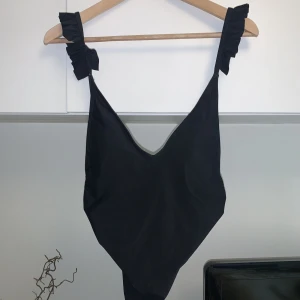 Svart baddräkt  - Säljs då den inte används, aldrig använd bara testad.  Storlek L, köparen står för frakten! 