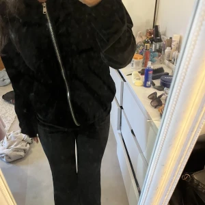 Mjukis set - Säljer ett mjukis set från shein i nyskick❤️ lite stora för mig så har vikt upp byxorna i midjan🥰tröjan är S och byxorna M