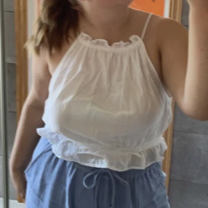 Linne - Topp ifrån Gina som man drar åt hur liten man vill ha den i kragen. Skönt material eftersom den är i linne tyg