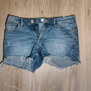 Säljer nu mina fina blåa jeansshorts då dom har blivit för små får mig. Väl använda men inget som syns💕 Säljer för 50kr+frakt