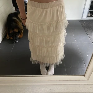 Långkjol  - Säljer denna vackra långkjolen då jag aldrig fått användning av den💘🥹som nytt skick!