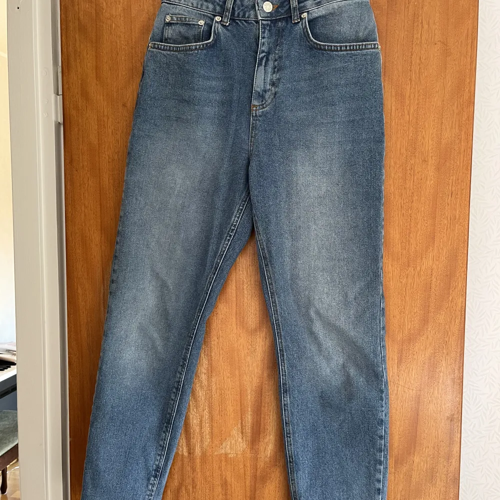 Mom-jeans med hög midja från NA-KD. Använda 2 gånger så är i princip helt nya. Jeans & Byxor.