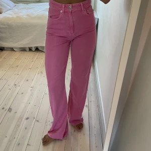 Rosa jeans - Rosa jeans i straight fit. Sparsamt använda. Jag står för frakten 📦 endast swish som betalningsmedel 