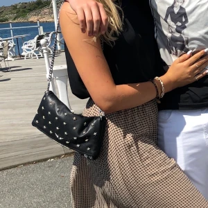 Cool Zadig väska!! - Jag säljer min coola Zadig handväska med stjärnor på! Har haft den i några år så det är dags att låta någon annan rocka den nu då den inte tillverkas längre☺️ den kan användas på många olika sätt då den kommer med en kortare kjedja (som ni ser på bilderna) men även en längre kjedja⚡️⚡️   (Det finns inga skador eller märken på den sen tidigare) 💓💓                                                      (pris kan diskuteras vid snabb affär)✌🏼✌🏼