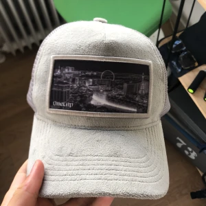 Onecap velvet keps  - Den är i 8/10 skick använd och har alla storlekar köpt på onecap 