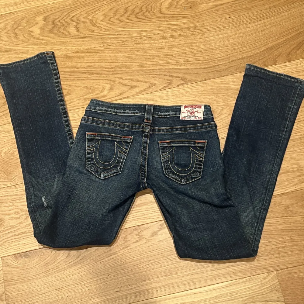 Säljer dessa jättefina lågmidjade jeans från true religion Personen på bilden brukar ha storlek XXS-XS i kläder och är 172 cm lång. Jeans & Byxor.