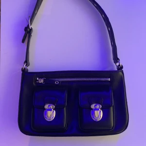Väska  - Svart väsk ifrån okänt märke , lappen är otydlig. Tillhörde min mormor !☺️