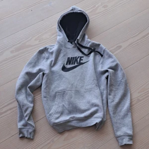 Nike hoodie - Den här tröjan skulle jag säga är i bra skick👍 