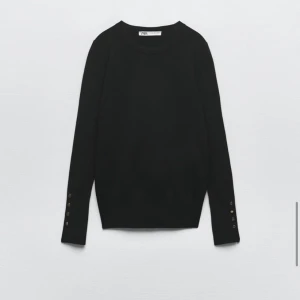 Stickad tröja  - Säljer min superfina tröja från zara eftersom den är för liten, använd fåtal gånger så bra skick💗