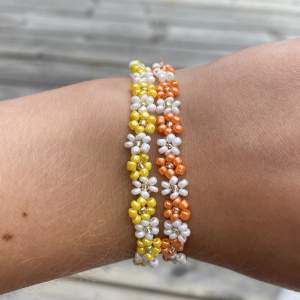 Supersöta armband med blommor som finns i så många olika färger! Skriv färgen du önskar på armbandet när du beställer.💗finns i färgerna: gul, orange, ljusblå, mörkblå, lila, rosa, röd, grön, guld, silver.🌞 35kr/st, 2 st för 60kr. Frakt tillkommer på 16kr!