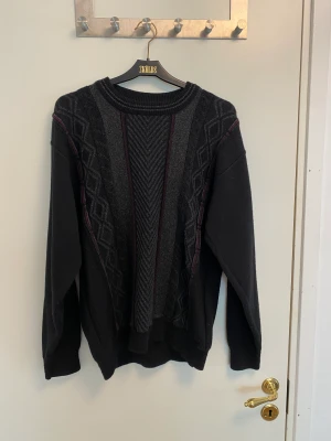 Stickad tröja - Fin svart stickad tröja från belika. Säljs då den inte kommit till användning.