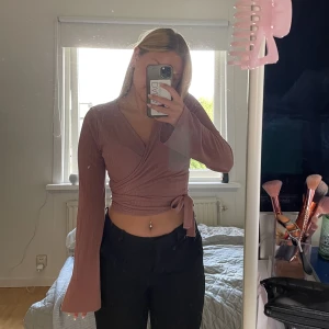Långärmad topp - Säljer denna så söta lite smutsrosa toppen från Nakd då den inte längre kommer till användning. Tryck gärna på köp nu!☺️🌸