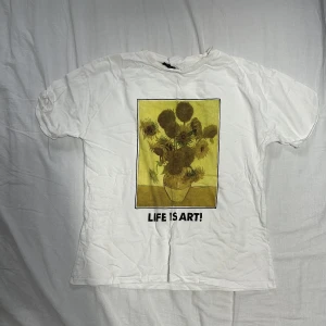 Van gogh t-shirt - En jätte gullig tröja från Zara med en av van goghs kändaste ritningar. Jätte bra kvalite och skön material. Passar även till barn! Aldrig använd Pris kan diskuteras!💞💞