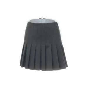 Grå kjol från Pepe Jeans - Jättefin grå plisserad kjol från Pepe Jeans. Säljer för att den är fel storlek på mig, ursprungligen köpt från Sellpy. Köparen står för frakten💕