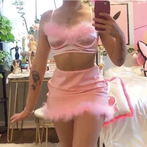 Rosa fluffig bh/topp - Lånade bilder! Köptes här på plick dock kommer aldrig till användning, bara toppen säljs. I strl S men passar även Xs! Köparen står för frakt<33