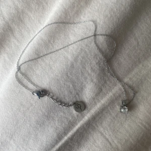Edblad halsband - Jättefint silvrigt halsband från Edblad. Knappt använt alls.