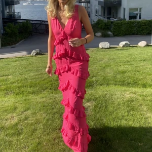 Klänning - Så himla fin klänning som passar perfekt till bal, fest eller en vacker sommarkväll. Klänningen har en sån bra passform! Helt slutsåld 😍💕köpt för 1200kr. Pris kan diskuteras 