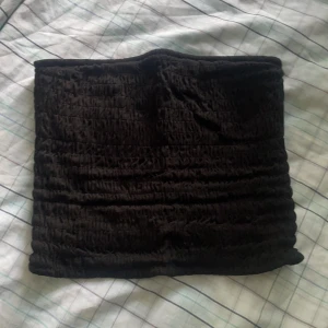 Svart croppad tube top - Svart kroppad tube top från Monki. I storlek XS, men passar en XS-S.