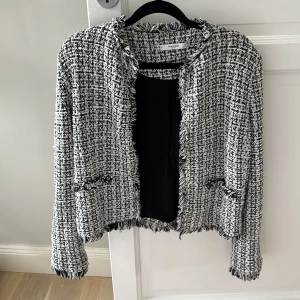 Mönstrad kofta, mango - Jag säljer min fina kofta från mango som är i storlek M (men skulle säga att den är liten i stroleken) 💗 Den är fin i skicket!