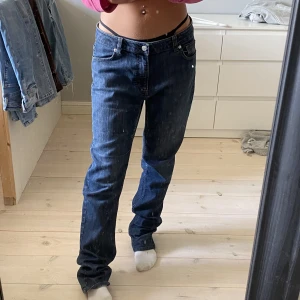 Baggy jeans  - Säljer för att dem är lite stora på mig, och väldigt långa. Jag är 165cm💕