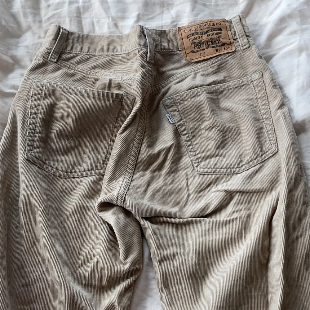 Beige Manchester byxa från levis, straight leg med högre midja. Älskat dessa men tyvärr växt ur dem🥲 . Jeans & Byxor.